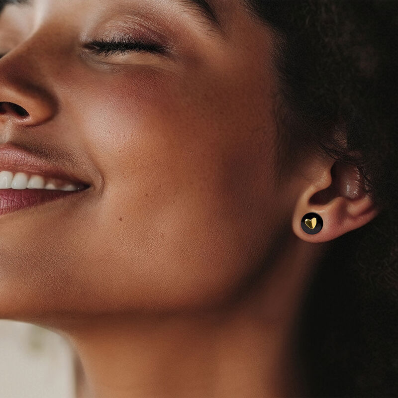 Onyx, Mother-of-Pearl and 10kt Yellow Gold Jewelry Set: Heart Stud Earrings with Two Pairs of Interchangeable Discs  image number 2