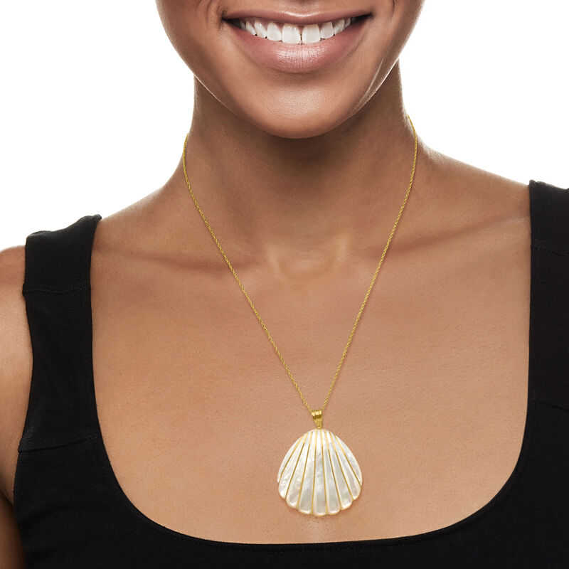 Mother-of-Pearl Seashell Pendant with 4-4.5mm Cultured Pearls in 14kt Yellow Gold image number 1