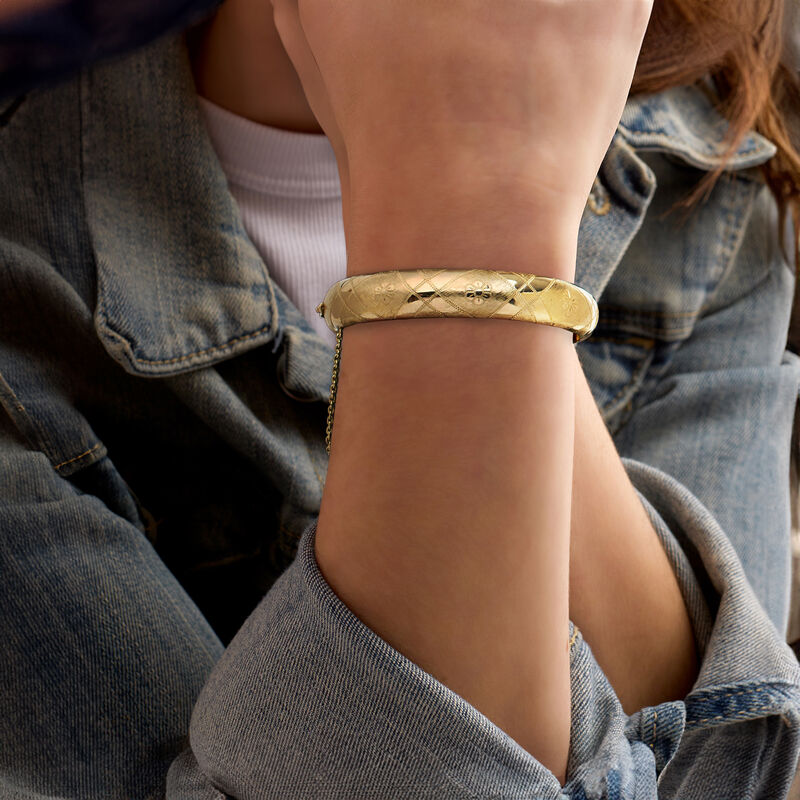 C. 1960 Vintage 12kt Yellow Gold Etched Floral Bangle Bracelet. 7.5&quot; image number 1
