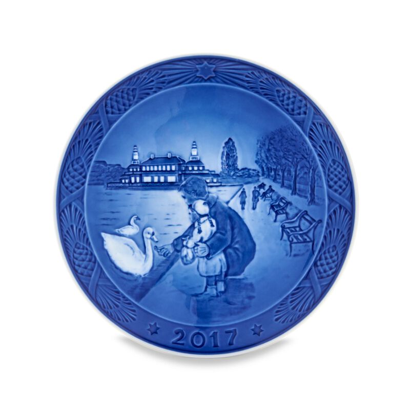 Royal Copenhagen 2017 Annual Porcelain Christmas Plate - 110th Edition image number 0